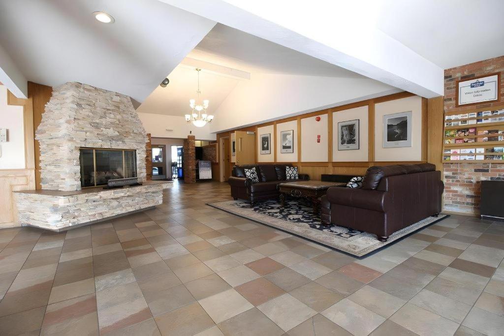 Medicine Hat Inn & Suites מראה חיצוני תמונה
