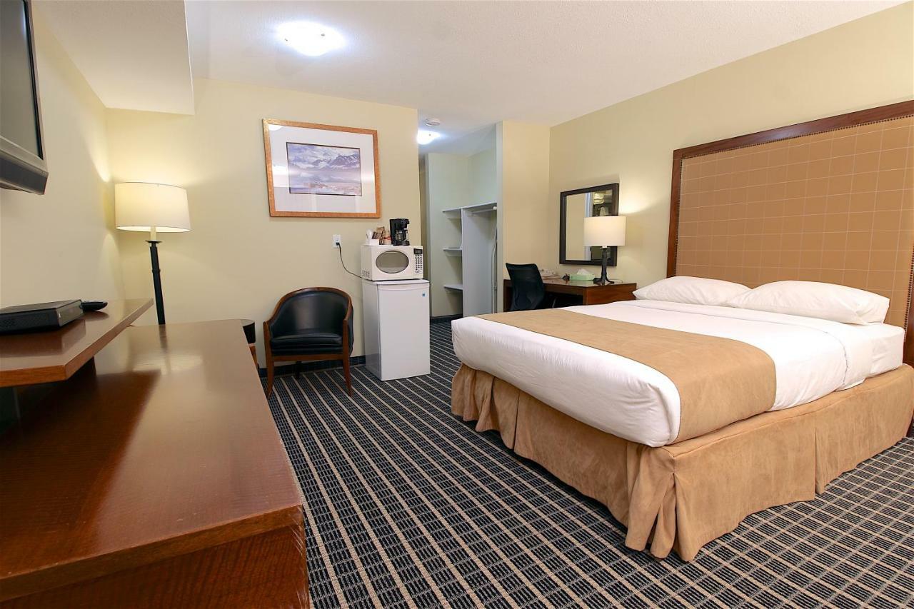 Medicine Hat Inn & Suites מראה חיצוני תמונה